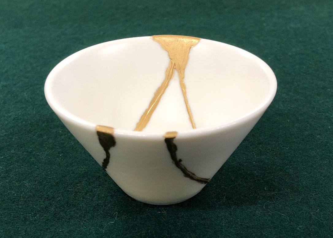 ranzan_museum's tweet photo. 夏休み体験教室「金継ぎにチャレンジ」を開催！

「金継ぎ」とは欠けた器を装飾的に修復する伝統技法。簡易な方法で体験教室を行います。夏休みの自由研究にも。＃金継ぎ

日時  7/25（土）午後1時30分
場所  嵐山史跡の博物館
対象  小学生とその保護者

↓詳細はこちら
https://t.co/aDyjVNrgfM https://t.co/kg2FNJgv2S
