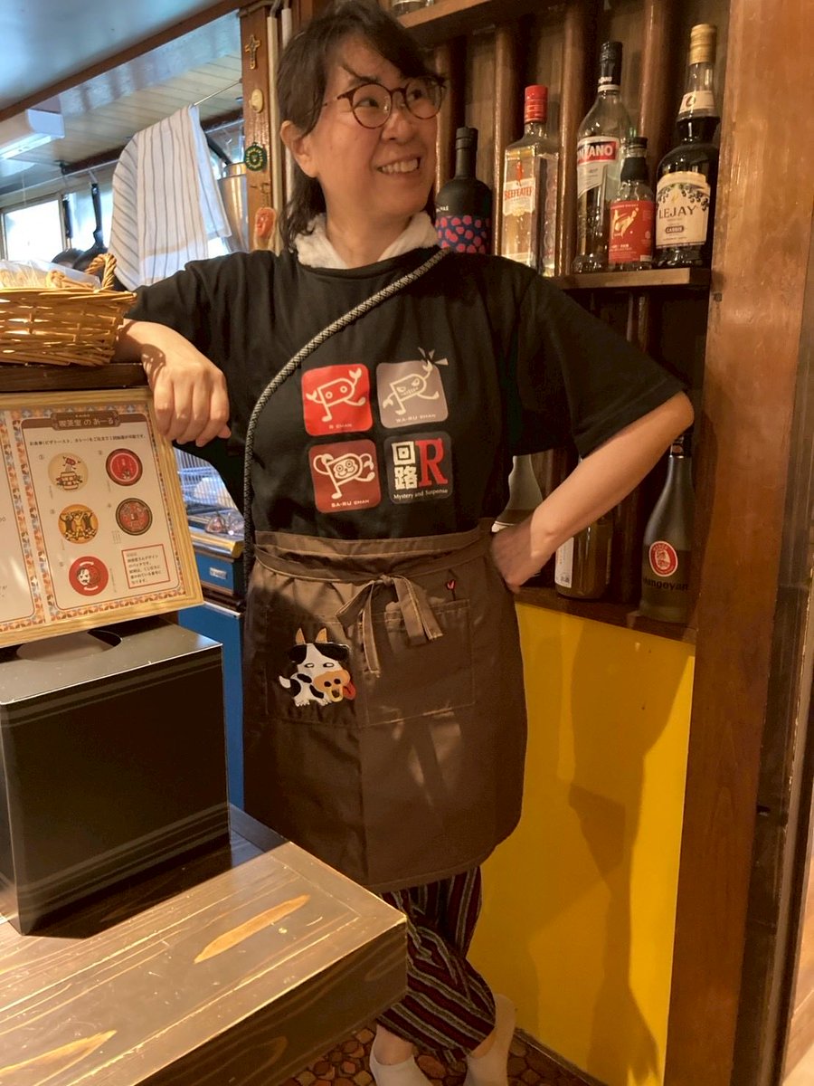 kairo_arl's tweet photo. そうだ！
報告をしていなかった！
実は喫茶室の団長にもエプロンの差し入れ頂戴してました^ ^

もったいなくてなかなか使えないけど、ウッシーの部分がレザー仕様になっていてお気に入りです。
エプロンさん@rym54PWxWFmU9iB 
ありがとうございました！

#喫茶室のあーる https://t.co/hMlPq9RYBi