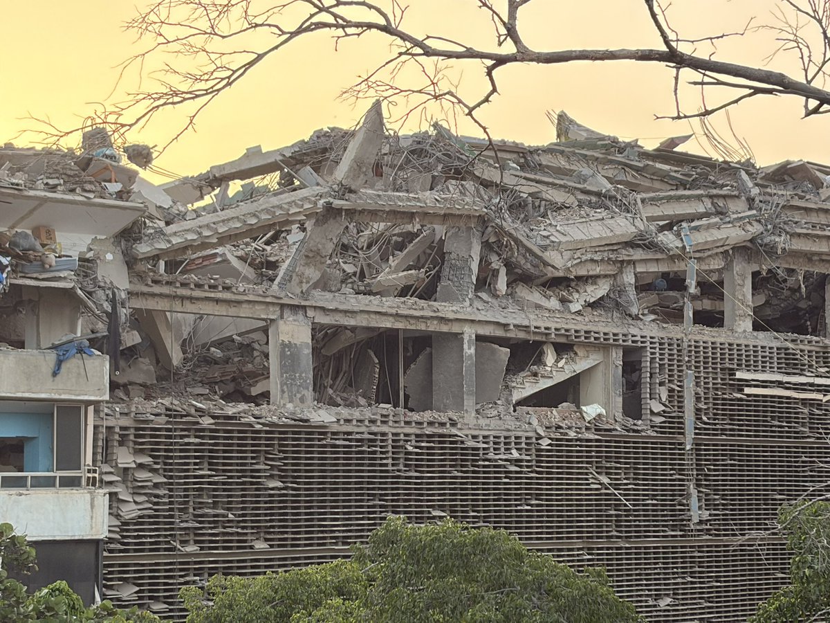 IsmaelGabriel22's tweet photo. 🚨 Belo Horizonte, Playa Grande. ¡Necesitamos encontrar a nuestras familias!

Una semana del doble terremoto que devastó Vargas. Una semana de angustia, desesperación e impotencia para quienes tenemos familia bajo los escombros. 

Una semana donde -como en 27 años- no ha habido Estado. Una semana que la gente ha dejado los pulmones y las uñas en los escombros. 

Urge RESPUESTA, urge AYUDA, urge RECUPERAR A NUESTROS FAMILIARES. Una semana que ha sido una eternidad.