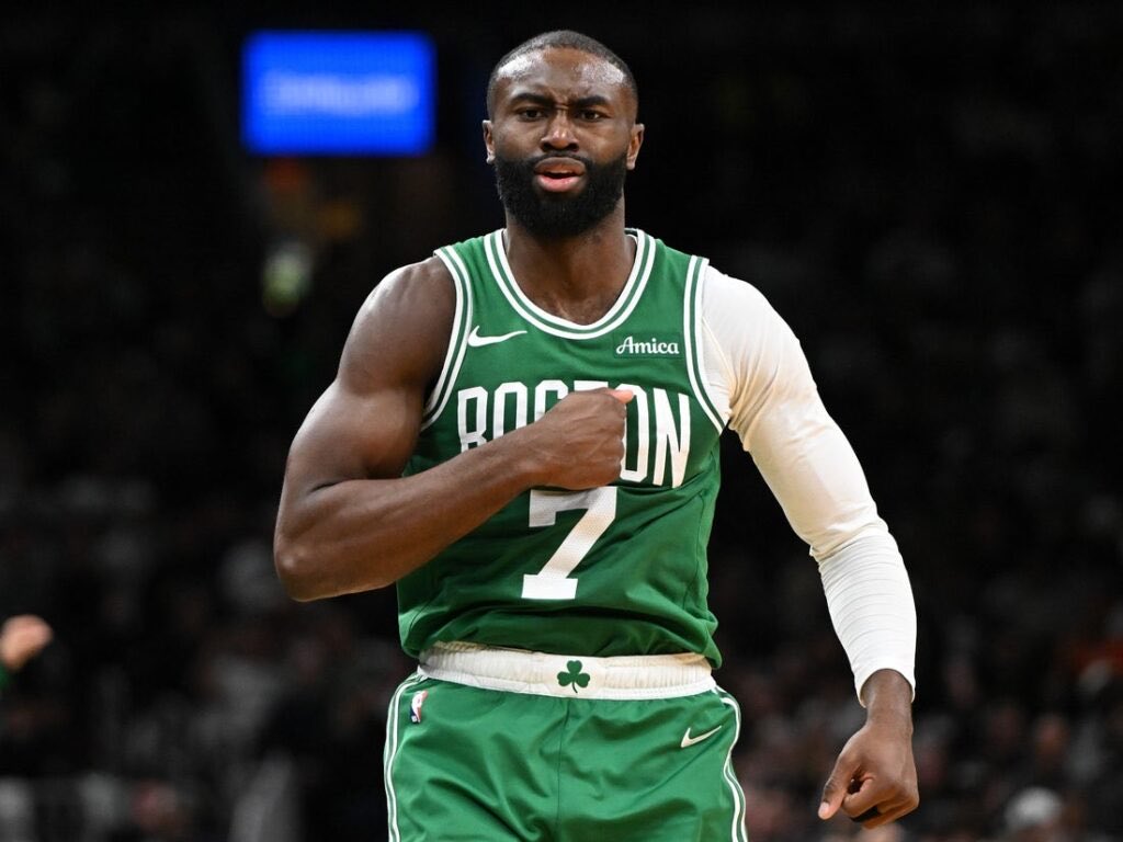 Saturday__Love3's tweet photo. Jaylen… man. This one stings. You were one of the pillars of Boston basketball…the steady heartbeat when everything around the team shifted. Watching you grow, lead, and fight for this city was special. Philly might have your jersey now, but Boston will always have your legacy. I’m proud of you, always. Go shine, JB. 🥹☘️💚 @FCHWPO