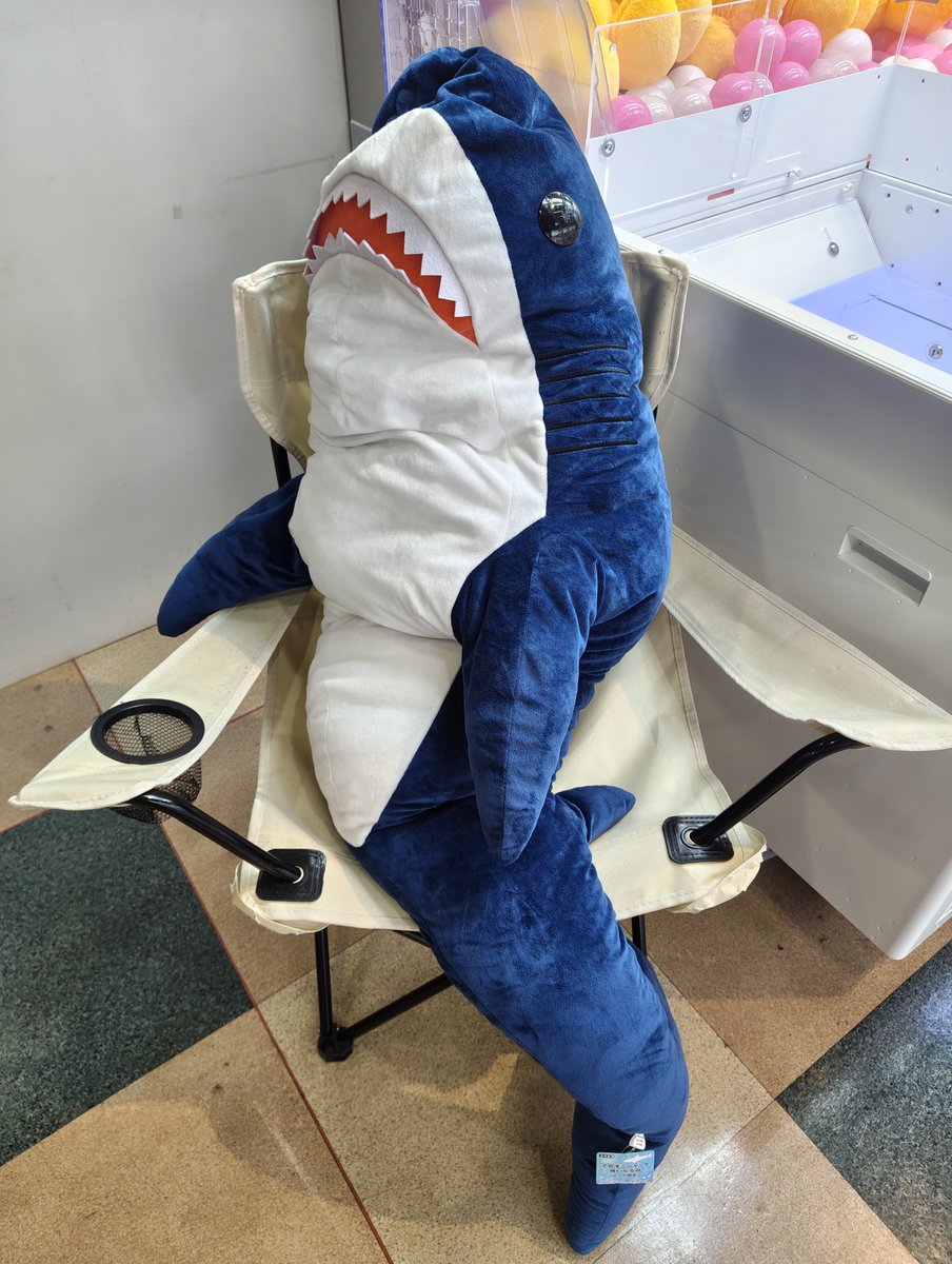 magsub's tweet photo. ゲームセンターで完全に疲れ果てているサメさんと遭遇した https://t.co/gypDzoxMqb
