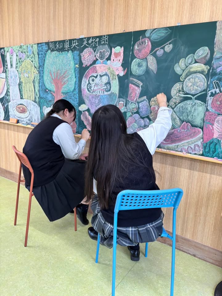 じわぁるカフェの多目的室の黒板に明和県央高校の美術館の学生さんが