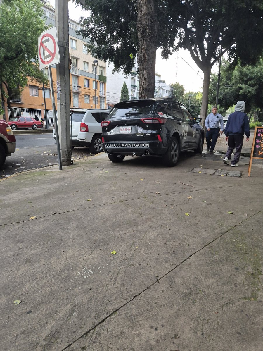 SERGIOCHACHARAS's tweet photo. @LaSEMOVI @UCS_GCDMX   Vehículos sobre la banqueta en la es quina de dr. PASCUA y dr. Andrade col. doctores res alc Cuauhtemoc cp 06720  @vigia_citadino @alikael18 @OVIALCDMX @Peaton_no @multacdmx @CDMXDenunciaC @Vigilar_CDMX @jimmyarq_ https://t.co/I9NBntEbh3