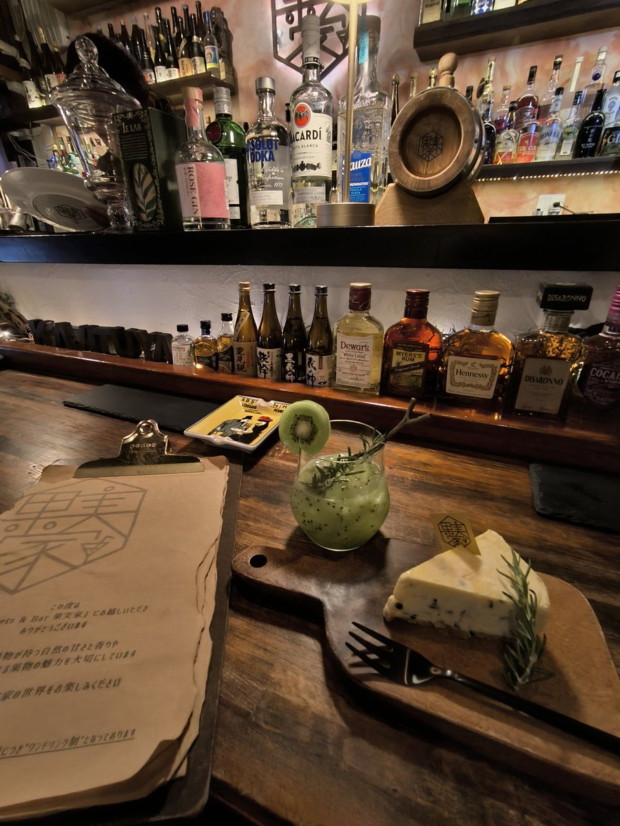 m_tabi47's tweet photo. 【果実家BAR】

本日の１人ハシゴ酒🍻(2軒目)
お洒落なフルーツBAR🥭

美味しいけど単価は高め。
(3品で5,000円超でした)
デートの2軒目とか3軒目ならありかなぁ🤔(相手いないけど)

#えむのリゾバ飯(宮古島) https://t.co/CV0Zc7Dv3l
