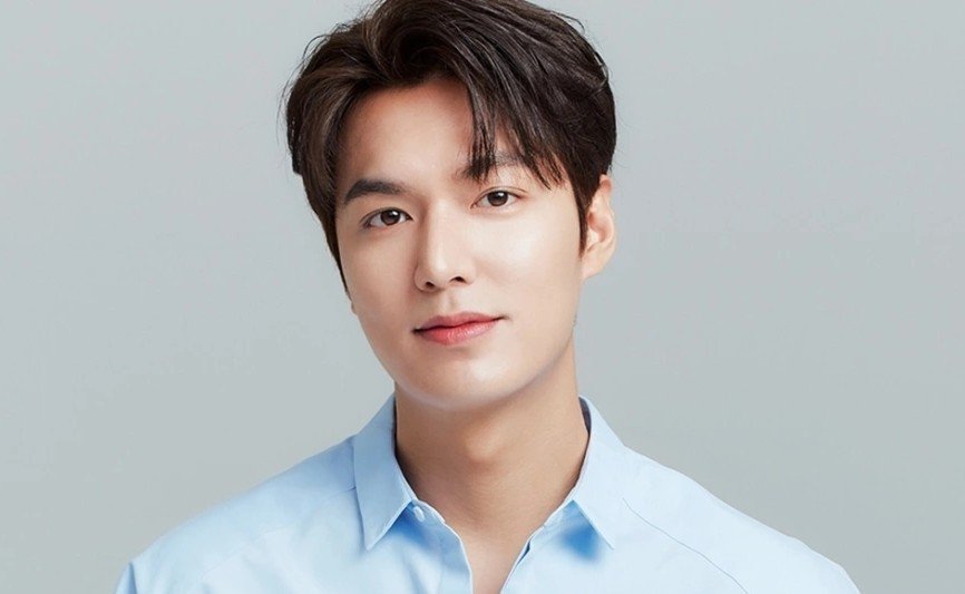 hallyuforums's tweet photo. #LeeMinHo reportedly to play the male lead in upcoming rom-com 'Virtual Love'.

Synopsis :  "Virtual Love" is a romantic comedy about an office worker who discovers that a member of a virtual idol group, who helps him endure his grueling daily life, is actually his boss.

#HallyuForums #Hallyu #KDrama