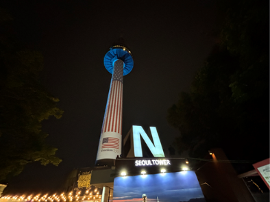 USEmbassySeoul's tweet photo. On July 4, visit Some Sevit, N Seoul Tower, Banpo Bridge, Lotte Tower, or the @USEmbassySeoul building in Gwanghwamun to see the Red, White, and Blue – then post your best photos or videos and tag us on your account! 📸✨

We'll feature our favorite submissions, and winners will receive our commemorative #Freedom250 gift package. 🎁  

🕢 Illumination Times
• Some Sevit & N Seoul Tower: 7:30–10:30 p.m.
• Banpo Bridge: 9:40–9:50 p.m. 
• Lotte Tower: 8:00–10:00 p.m.

*Contest Rules: https://t.co/rOXg2Kos0m