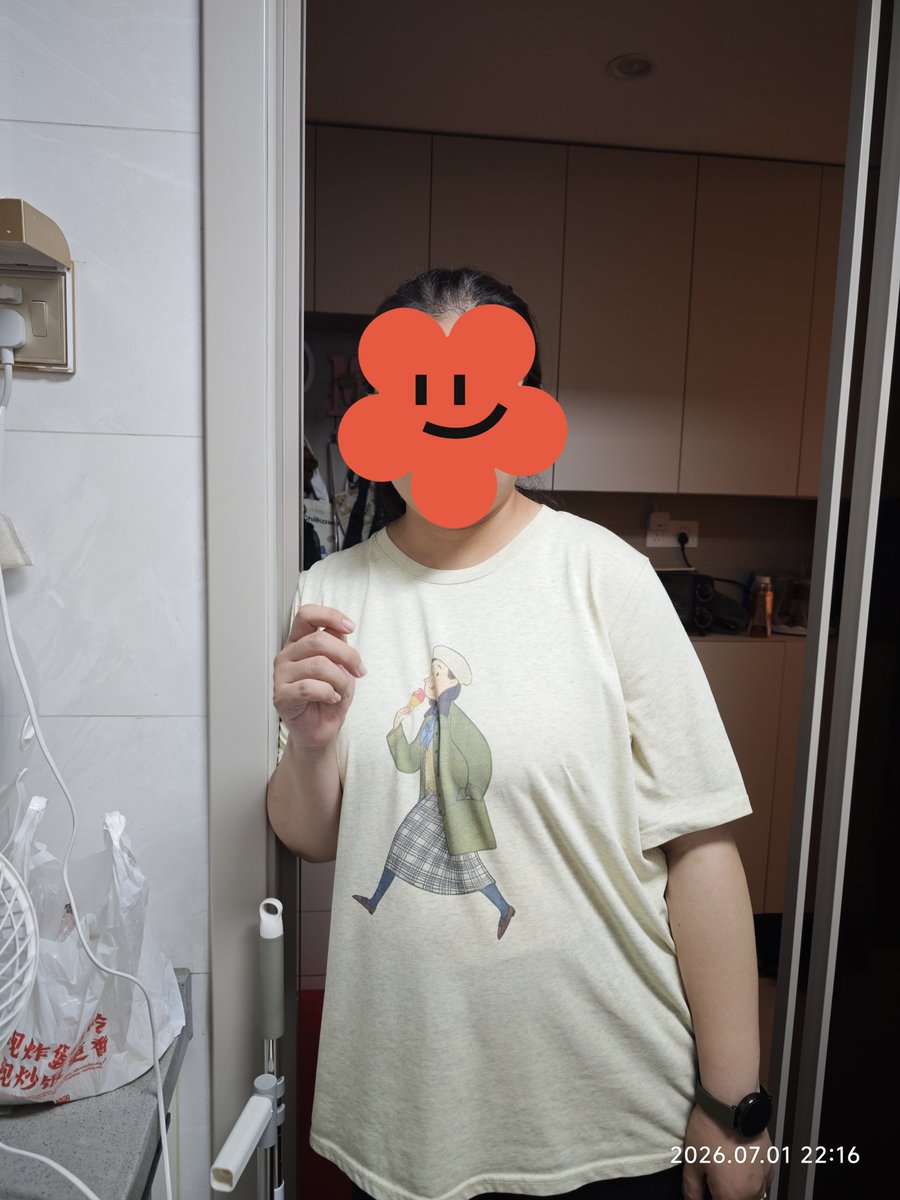 CC896400's tweet photo. 老婆留了半个西瓜以及锅碗瓢盆给我，锻炼回去已经有点晚了让她快点去洗澡，但是可爱女人说一天没看到我了要看看我，然后一起去扔垃圾，真是可爱 https://t.co/y8YefojFYf