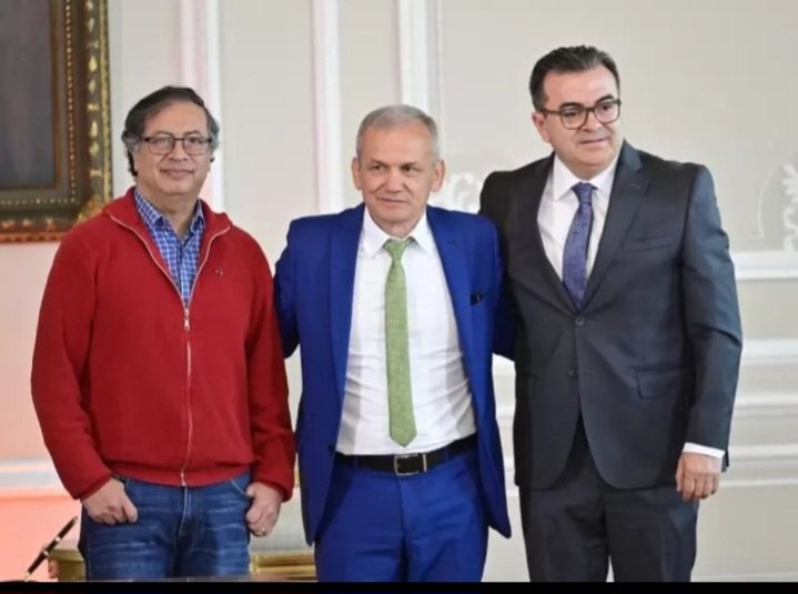 Thot202's tweet photo. Qué cara dura, cínica e hipócrita la hija del guerrillero criticando los nombramientos del Presidente ADE.
Debería verse la viga en su propio ojo antes de la paja en el ajeno. O acaso estas son las perlas de los honorables nombramientos de mostrar y 👏en su gbno  @PizarroMariaJo https://t.co/Brco6NQ2Li