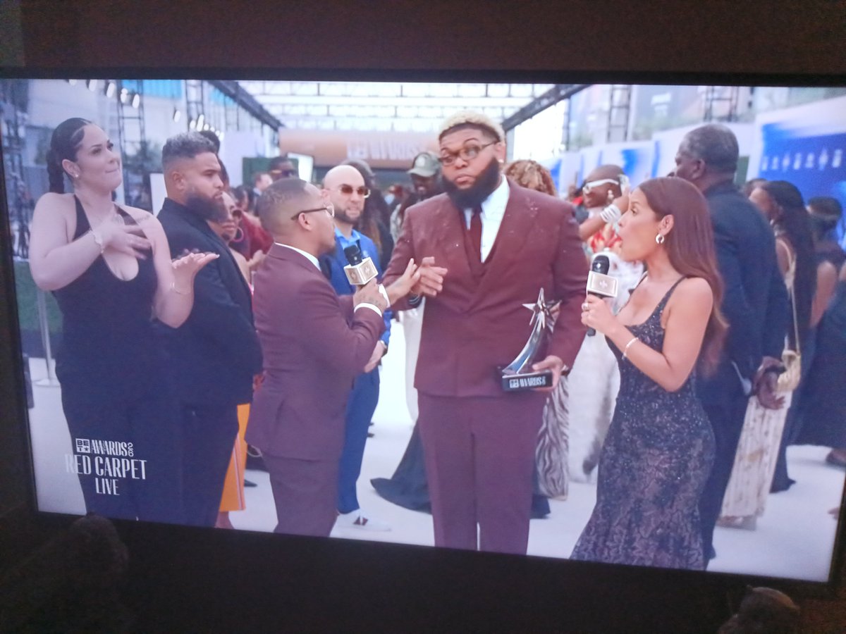 Big_brojay's tweet photo. This sign language lady entertained the shit out of me at the @BETAwards red carpet. https://t.co/nMIc7hfNVC