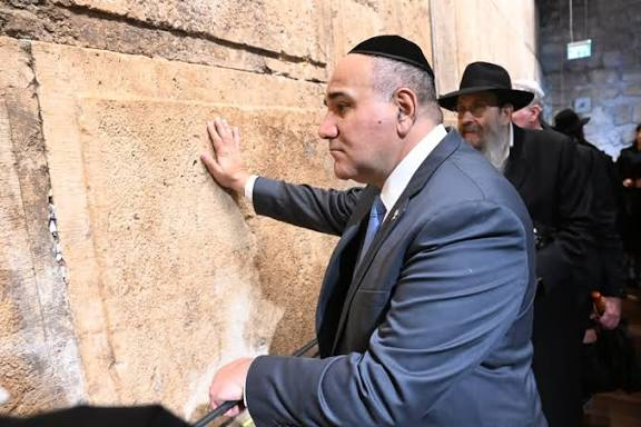 Renata350698471's tweet photo. El arabe sionista un tal Manzur. Con la Secta Javad Luvabitch. Y tocando el muro,en Israel su tierra. https://t.co/JBCiJouzbv