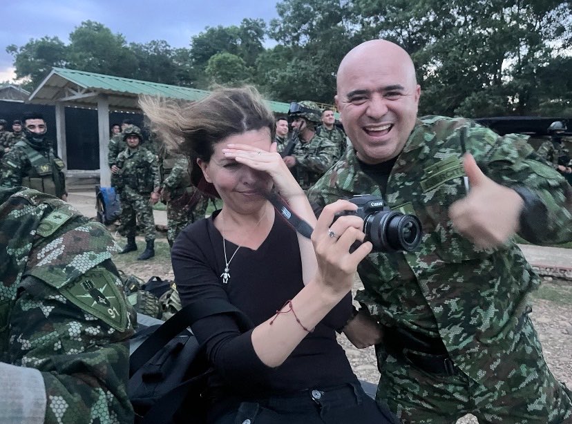 StephBatesPress's tweet photo. El detrás de cámaras en los lugares más apartados de Colombia… al lado de quienes están allí todos los días. 🫡🇨🇴
#Periodismo
P.D. El coronel Camargo, de la foto, un verraco en el Catatumbo. Mi admiración y respeto para él y para todos sus hombres.

Contexto de la foto: el viento en el rostro por el vuelo del helicóptero, los soldados, rumbo a una misión dirigida a despejar de minas y artefactos explosivos territorios contaminados por grupos armados.

Entiendo que existen discursos y opiniones. Pero cuando uno los acompaña en terreno y los ve arriesgando la vida todos los días, resulta imposible ignorar esa realidad. Muy distinto es opinar desde la distancia y afirmar que no hacen nada.

Como periodista, mi deber es mostrar lo que veo y contrastar la información. Porque cuando la desinformación se convierte en costumbre, la realidad termina perdiéndose.

Seguiremos firmes, mostrando su labor 🫡🫡🫡