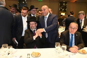 Renata350698471's tweet photo. El arabe sionista un tal Manzur. Con la Secta Javad Luvabitch. Y tocando el muro,en Israel su tierra. https://t.co/JBCiJouzbv
