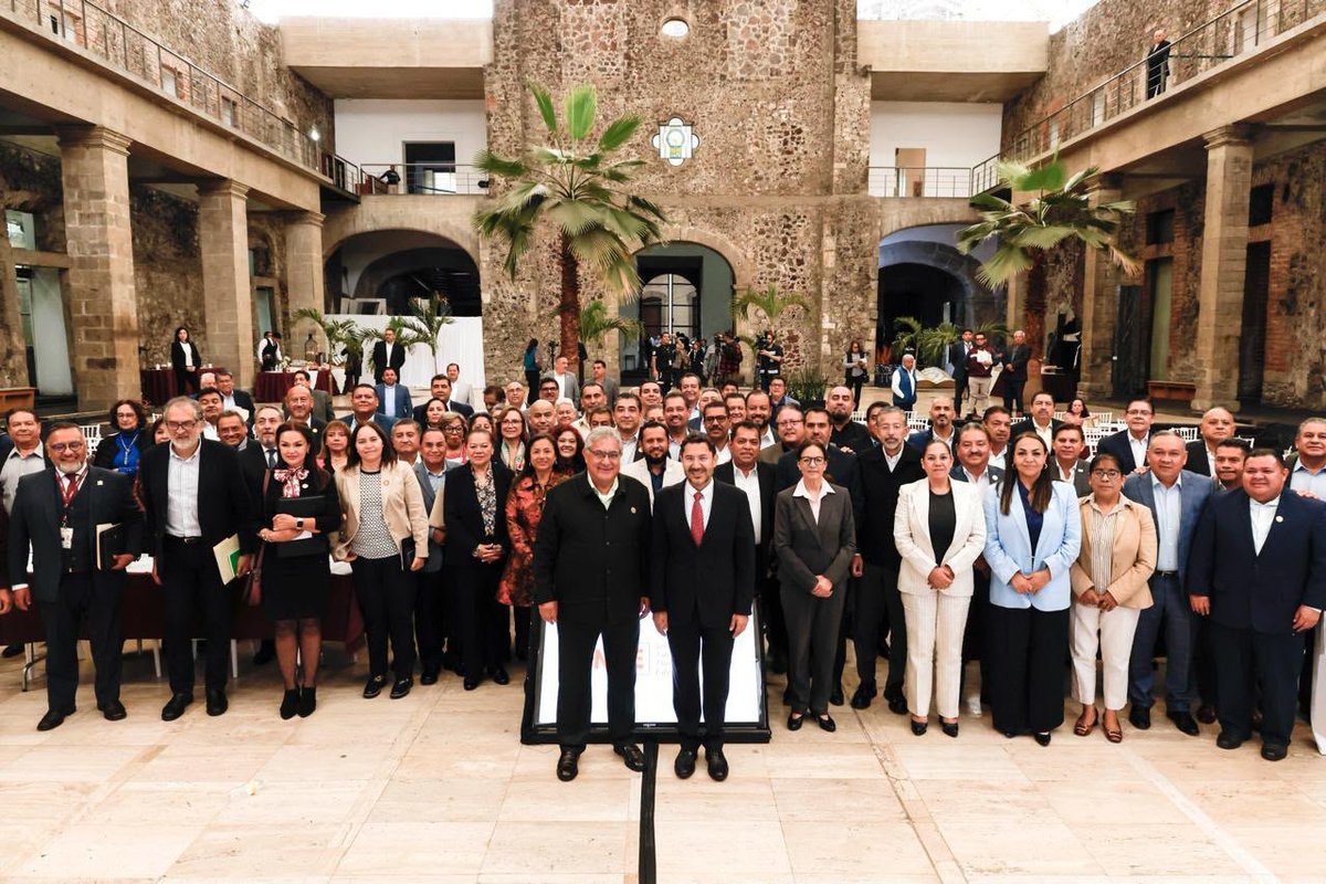 Seccion60SNTE's tweet photo. 🏥 El diálogo #SNTE-@ISSSTE_mx da resultados. El Mtro. Alfonso Cepeda Salas, Srio. Gral. del Sindicato y @martibatres, director del Instituto, acordaron la instalación de consultorios en sedes sindicales, para acercar la atención médica a los agremiados.
👉https://t.co/IHtvcdPt0O https://t.co/vtpPORhDm8