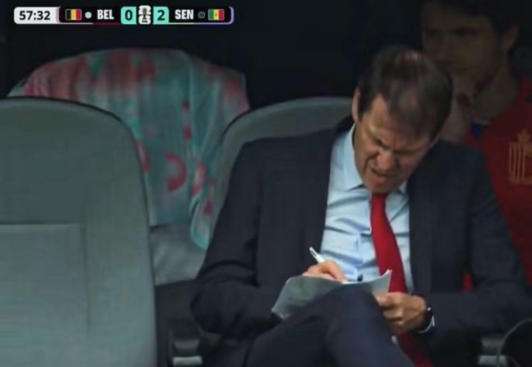 appiecule's tweet photo. 57th minute: the TV director, commentator, and even the viewers were mocking the situation, and the image quickly went viral on social media.

Just one minute later, three substitutions.

He took off Doku—yes, you read that right.

He took off De Bruyne—yes, you read that right.

He also substituted Hans Vanaken, after already bringing on Lukaku.

Why did he make those changes? Because he realized Lukaku wasn’t being used properly. He needed players who would serve the striker instead of overthinking or trying to do everything individually. The instruction was simple: play the ball directly. That’s why those three substitutions, which looked strange to many, actually made perfect sense.

Then, in the 78th minute, he brought on full-back Meunier. Just a few minutes later, Meunier assisted Lukaku’s goal.

That’s what you call coaching. 👏🏻