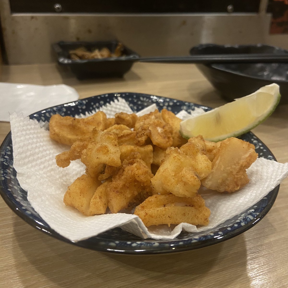 Voraciousracoon's tweet photo. 📍心居酒屋

之前也有發過就不多贅述了，自己去主頁用查詢功能找🤣
會想再發一次是因為今天吃到了超好吃的花枝軟骨，原本是想點雞軟骨下酒，但店員和我說賣光了，但有花枝軟骨問我要不要，我想著沒嘗試過，抱著好奇的心點了一份，沒想到花枝軟骨比雞軟骨多了一個花枝的香氣超級好吃，算是隱藏版～ https://t.co/EUSKup8smN