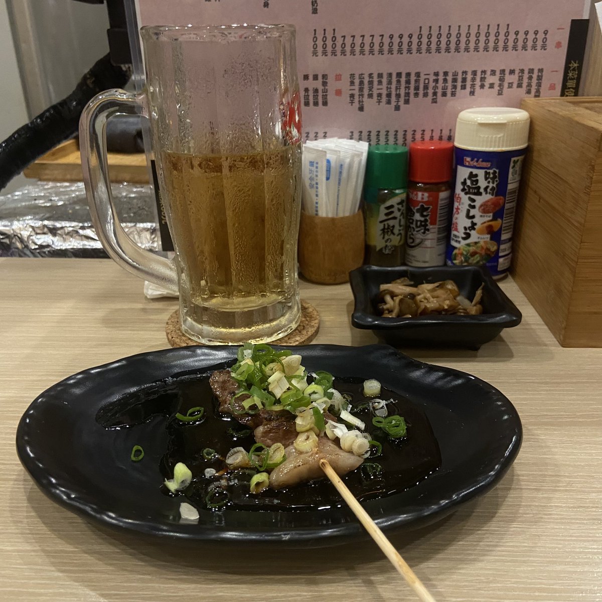 Voraciousracoon's tweet photo. 📍心居酒屋

之前也有發過就不多贅述了，自己去主頁用查詢功能找🤣
會想再發一次是因為今天吃到了超好吃的花枝軟骨，原本是想點雞軟骨下酒，但店員和我說賣光了，但有花枝軟骨問我要不要，我想著沒嘗試過，抱著好奇的心點了一份，沒想到花枝軟骨比雞軟骨多了一個花枝的香氣超級好吃，算是隱藏版～ https://t.co/EUSKup8smN