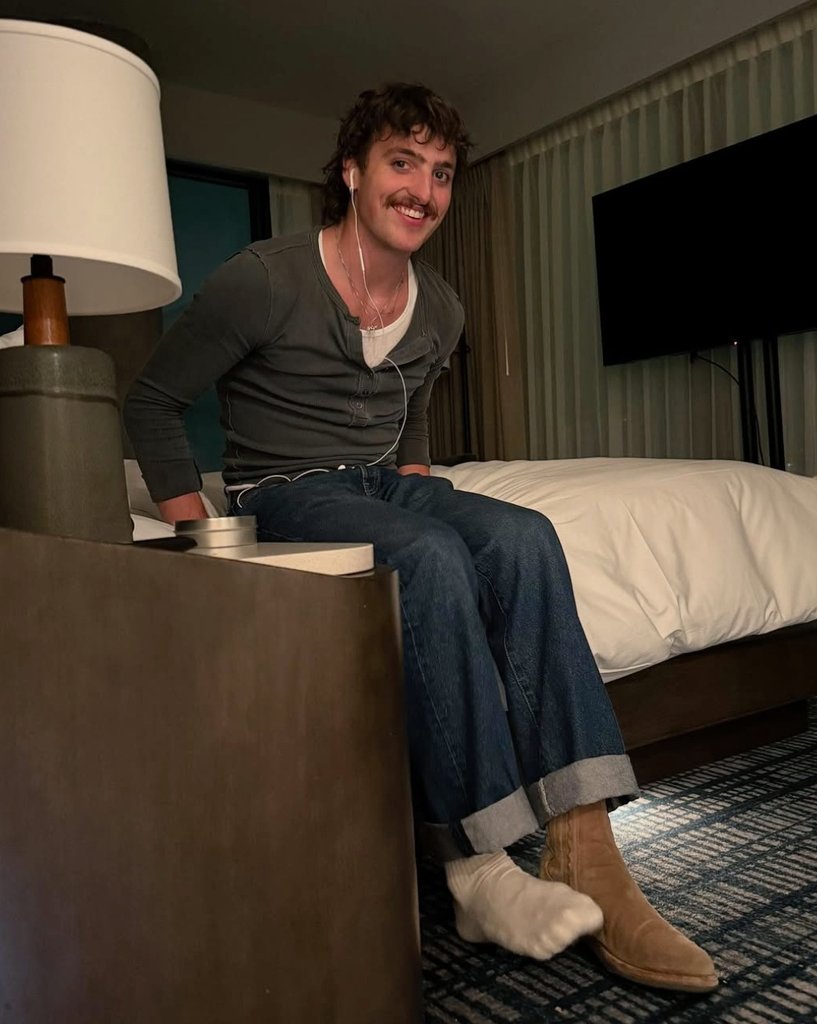 boonebeam's tweet photo. benson boone is so happy to have one shoe https://t.co/1Qi9ifZz9W