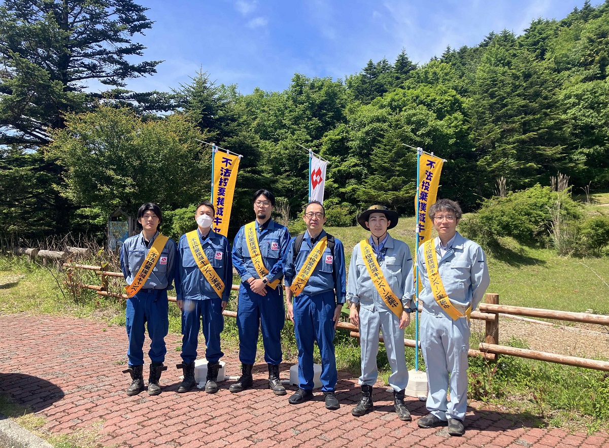 TEPCOPG's tweet photo. 【富士山スカイラインでの清掃・不法投棄パトロール】
富士山の山開きに合わせ、当社静岡総支社は静岡県くらし・環境部環境局廃棄物リサイクル課の皆さまと協力し、富士山スカイライン沿線で、電動マウンテンバイクによる不法投棄パトロールを実施しました。

富士山麓の水ヶ塚公園付近でも 清掃活動を行い、ビン・缶・ペットボトルなど約7kgのゴミを回収しました。

当社は今後も地域に根差し、地域の皆さまとともに歩む企業を目指して取り組んでまいります。

#TEPCOPG