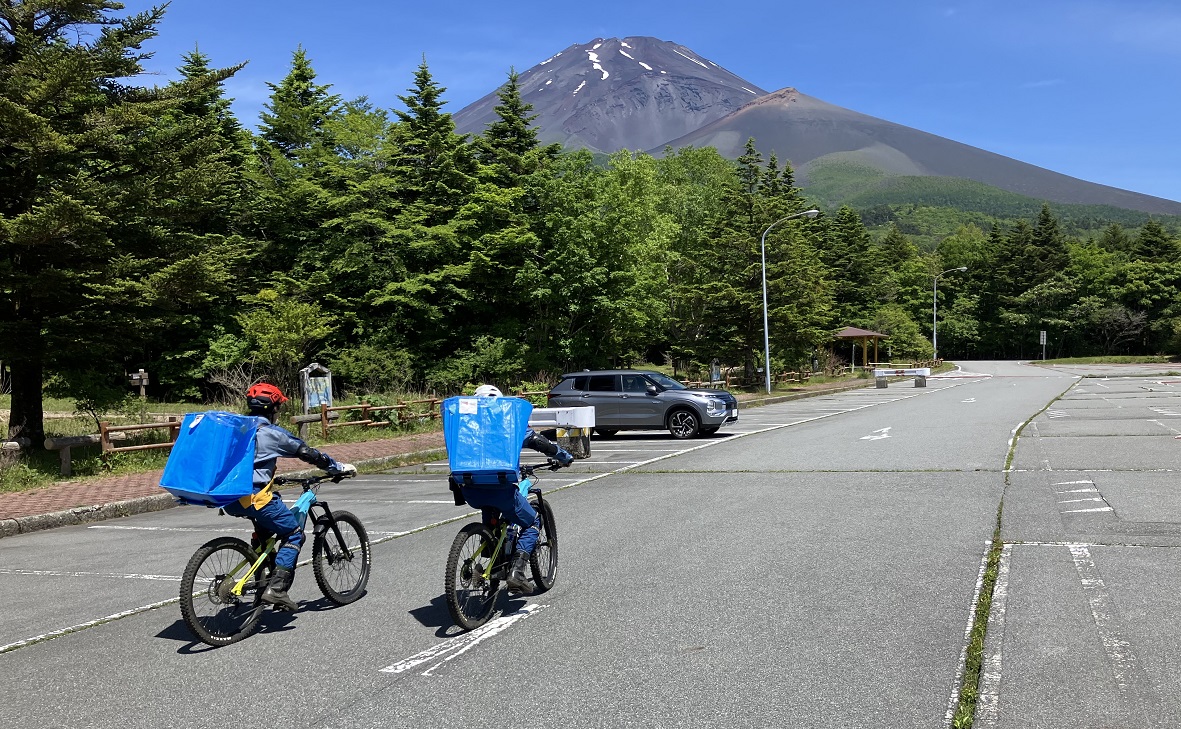 TEPCOPG's tweet photo. 【富士山スカイラインでの清掃・不法投棄パトロール】
富士山の山開きに合わせ、当社静岡総支社は静岡県くらし・環境部環境局廃棄物リサイクル課の皆さまと協力し、富士山スカイライン沿線で、電動マウンテンバイクによる不法投棄パトロールを実施しました。

富士山麓の水ヶ塚公園付近でも 清掃活動を行い、ビン・缶・ペットボトルなど約7kgのゴミを回収しました。

当社は今後も地域に根差し、地域の皆さまとともに歩む企業を目指して取り組んでまいります。

#TEPCOPG