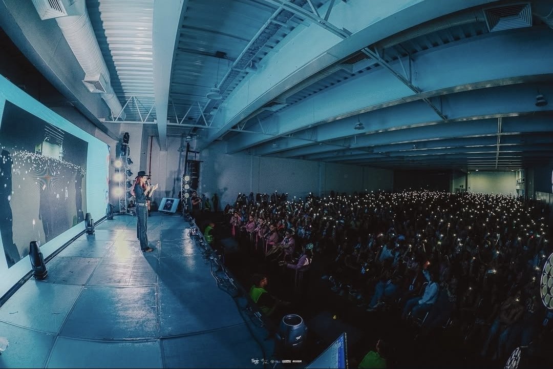 tinyearthe's tweet photo. CHANGE THE VENUE, THIS IS JUST NOT APPROPRIATE. BAD VIEW, BAD VENTILATION, BAD ACOUSTIC. GIVE THE FANS A PROPER EXPERIENCE!!!

 @GMMTV @zafiroLive @cdmentph 

#OLFDreamOnAmericasTour
#EarthMix #JossGawin #AouBoom https://t.co/sTjnDHcDIb
