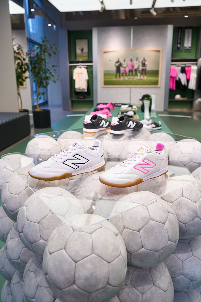 newbalance_jp's tweet photo. #ニューバランス原宿 限定 New Balance Football POP-UP Store 7/2日(木)～7/21(火)まで開催!
ピッチで培われた機能性とクラフトマンシップをベースに、日常のスタイルにも取り入れやすいアパレルやシューズからスパイクまでラインナップ
詳細はこちらhttps://t.co/ihQlvCtfBW
#NewBalance #NBfootball https://t.co/5vchLAvUyQ