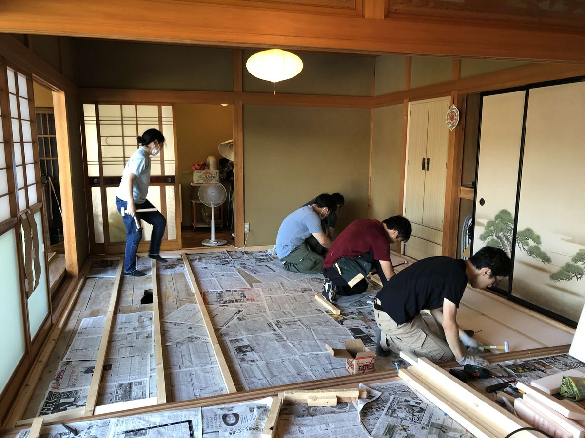 marugame's tweet photo. 【床張り】
「床さえ張れれば家には困らない」を合言葉に活動してきた全国床張り協会（2011年結成）の初の茨城県石岡市での床張り合宿を7月11-12日で行う。https://t.co/9CzpXUesE8 https://t.co/sFF1NhpRB1