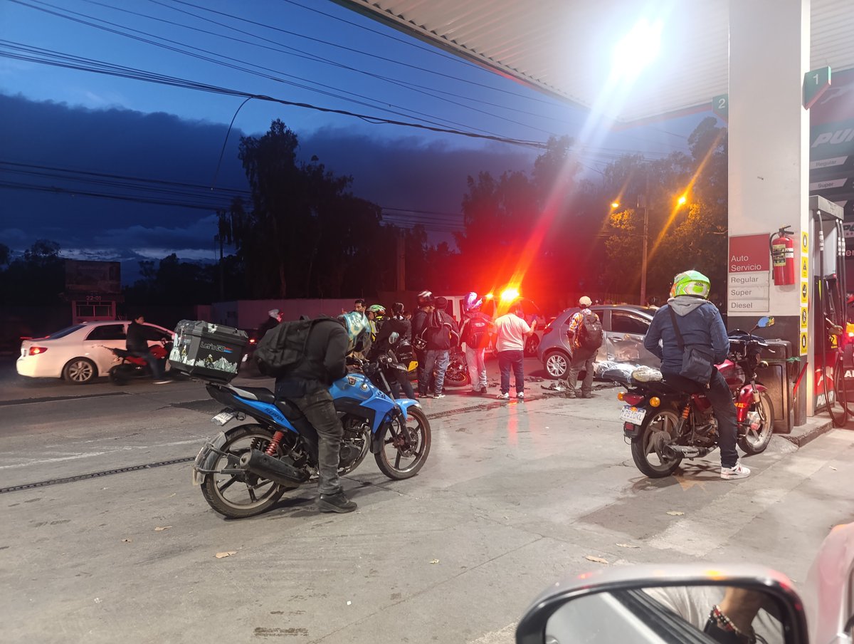 Julenag's tweet photo. @viniciogutierr3 accidente en zona 6, boulevard la pedrera https://t.co/NRVmk5VByu