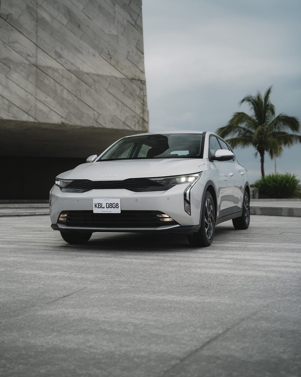 KiaMexico's tweet photo. Empezar algo nuevo siempre da vértigo.
Lo importante es tener con qué avanzar con confianza.
#KiaK3 #ElModeloASeguir #Kia #HechoEnMéxico https://t.co/QFaX6O4434