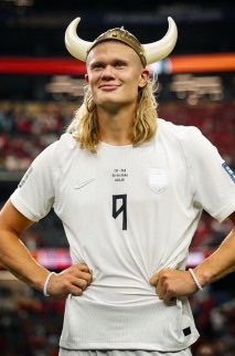 debochenewss's tweet photo. 🚨 Luísa Sonza entrou na brincadeira após ser comparada com Erling Haaland e até prometeu “jogar mal” no duelo entre Brasil e Noruega. O maior desafio agora é descobrir quem é a Luísa e quem é o Haaland quando aparecerem lado a lado. 😂⚽ https://t.co/OZXnbt6B5q