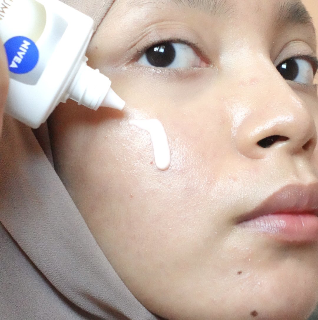 falapitha's tweet photo. ช่วงนี้มีคนทักว่าผิวดูโกลว์ขึ้น นี่ยกเครดิตให้ NIVEA Skin Glow Serum และ NIVEA Skin Glow Daily Fluid SPF50+ PA+++ 💜 ตัวเซรั่มซึมไว สบายผิว มีไทอามิดอลช่วยลดรอยดำ ส่วนตัวกันแดดเนื้อบางเบามาก ทาแล้วผิวดูไบรท์ขึ้นแบบเป็นธรรมชาติ ไม่ลอย ไม่วอก ใช้คู่กันแล้วผิวเรียบเนียน เล่นแสง แต่งหน้าติดทนขึ้นด้วย ผิวดูสุขภาพดีขึ้นมากเลยละ บอกเลยว่าติดใจคู่นี้สุดๆ ✨