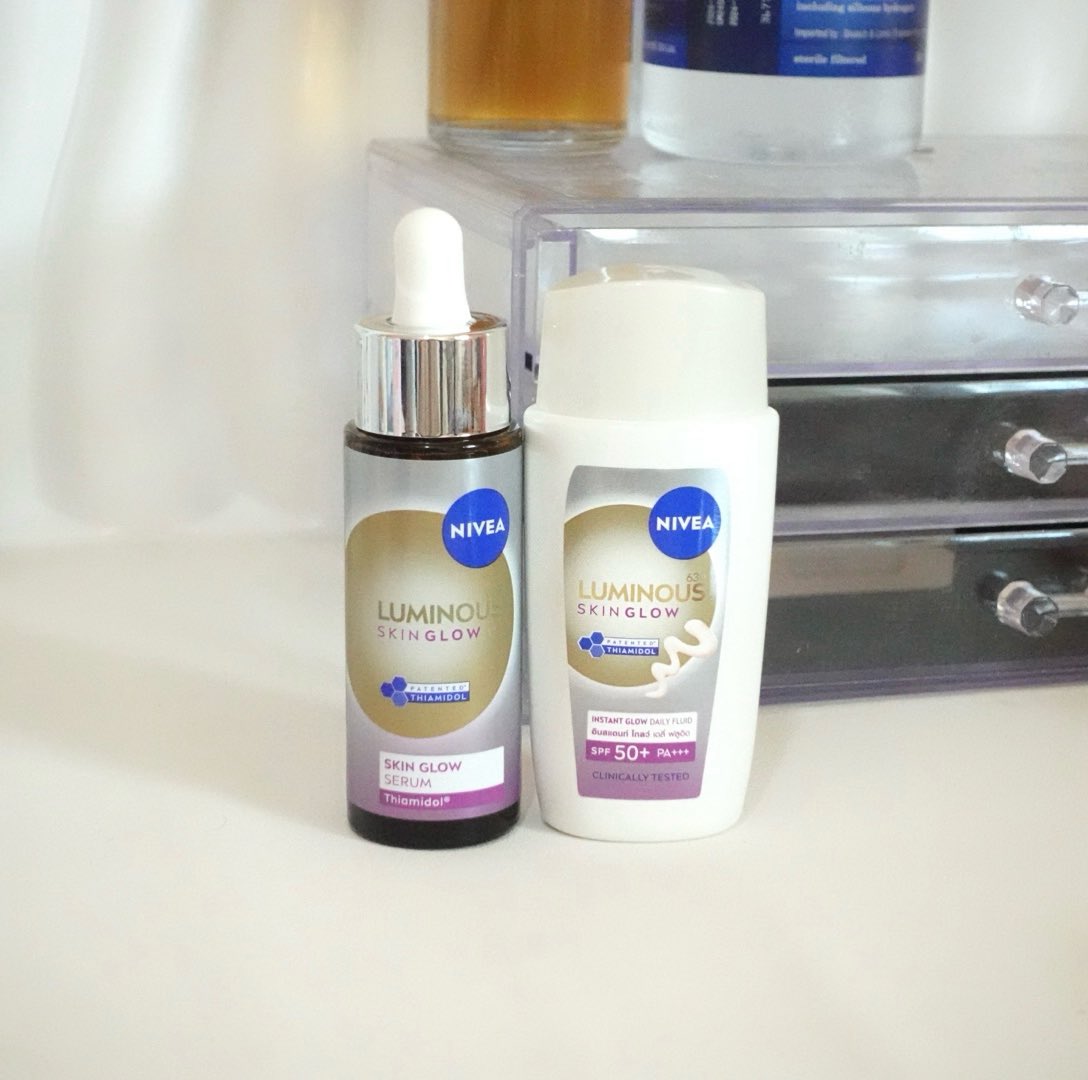 falapitha's tweet photo. ช่วงนี้มีคนทักว่าผิวดูโกลว์ขึ้น นี่ยกเครดิตให้ NIVEA Skin Glow Serum และ NIVEA Skin Glow Daily Fluid SPF50+ PA+++ 💜 ตัวเซรั่มซึมไว สบายผิว มีไทอามิดอลช่วยลดรอยดำ ส่วนตัวกันแดดเนื้อบางเบามาก ทาแล้วผิวดูไบรท์ขึ้นแบบเป็นธรรมชาติ ไม่ลอย ไม่วอก ใช้คู่กันแล้วผิวเรียบเนียน เล่นแสง แต่งหน้าติดทนขึ้นด้วย ผิวดูสุขภาพดีขึ้นมากเลยละ บอกเลยว่าติดใจคู่นี้สุดๆ ✨