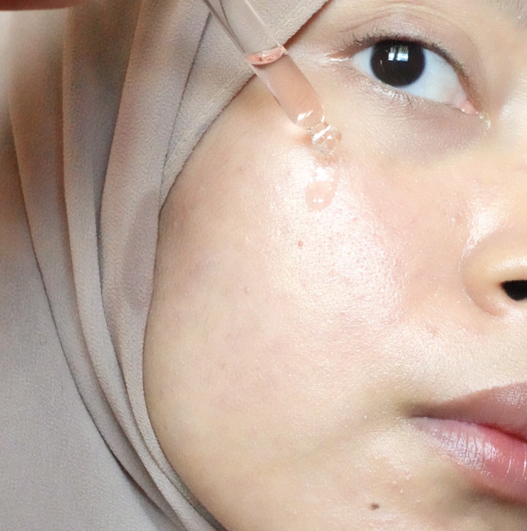 falapitha's tweet photo. ช่วงนี้มีคนทักว่าผิวดูโกลว์ขึ้น นี่ยกเครดิตให้ NIVEA Skin Glow Serum และ NIVEA Skin Glow Daily Fluid SPF50+ PA+++ 💜 ตัวเซรั่มซึมไว สบายผิว มีไทอามิดอลช่วยลดรอยดำ ส่วนตัวกันแดดเนื้อบางเบามาก ทาแล้วผิวดูไบรท์ขึ้นแบบเป็นธรรมชาติ ไม่ลอย ไม่วอก ใช้คู่กันแล้วผิวเรียบเนียน เล่นแสง แต่งหน้าติดทนขึ้นด้วย ผิวดูสุขภาพดีขึ้นมากเลยละ บอกเลยว่าติดใจคู่นี้สุดๆ ✨