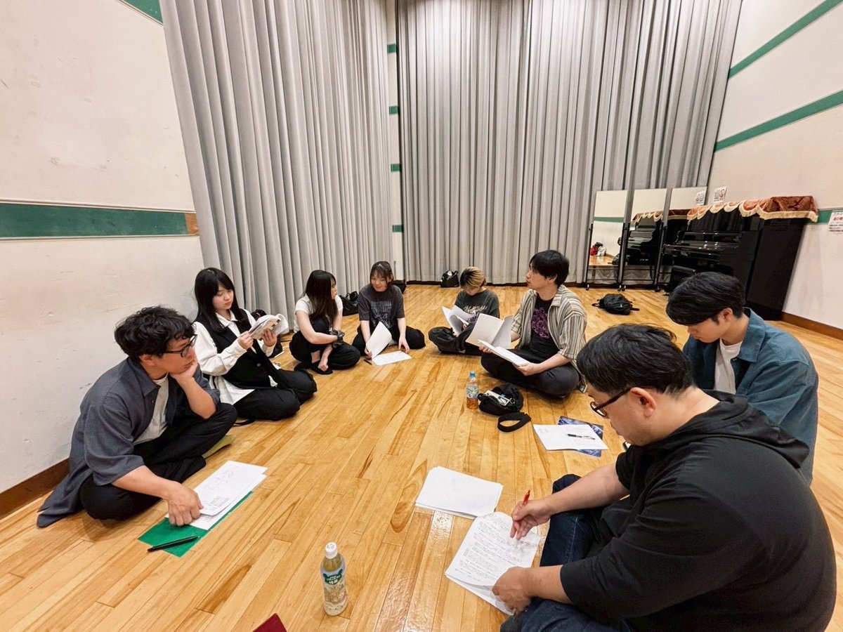 tenqu_gekidan's tweet photo. 📣稽古風景をお届け！

#劇団テンクウ の世界観を大切に、
脚本の中で踊る登場人物の気持ちを
尊重しながら
ワンシーンずつ動きを決めていきます。
⁡
今回の舞台は生演奏も加わり、
充分にお届けできるよう
意見し合う日々です。

舞台『#羨望』チケットはこちら☟
https://t.co/Ol1hm0zDYG https://t.co/sKNC2tEexA