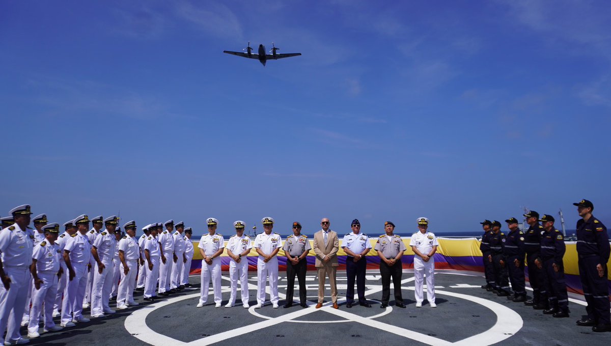 armada_ecuador's tweet photo. RELEVO DEL COMANDO DE OPERACIONES NAVALES SE REALIZÓ A BORDO DE UNIDADES DE LA ESCUADRA NAVAL

#EnLaMar | En el marco de las operaciones marítimas de la Escuadra Naval, se realizó la ceremonia de relevo del Comando de Operaciones Navales entre los señores Calm. Luis Piedra Aguirre y Calm. Firmo Cedeño Cedeño, Comandante saliente y entrante, respectivamente.

La ceremonia contó con la presencia del señor Ministro de Defensa Nacional, Giancarlo Lofredo Rendón; del señor GRAE. Henry Delgado Salvador, Jefe del
Comando Conjunto de las Fuerzas Armadas; у de los señores Comandantes de la Fuerza Terrestre, Naval y Aérea.

El Comando de Operaciones Navales lidera el empleo operativo de los buques, aeronaves, submarinos e infantes de marina de la Armada del Ecuador, garantizando su alistamiento, despliegue y capacidad de respuesta para ejercer el control de los espacios acuáticos, proteger la soberanía nacional, fortalecer la seguridad marítima y salvaguardar los intereses del Estado en el mar.

#SiempreArumbo
#YOSoyNaval