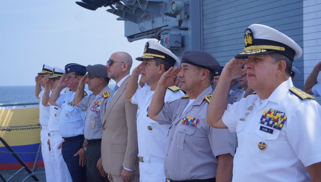 armada_ecuador's tweet photo. RELEVO DEL COMANDO DE OPERACIONES NAVALES SE REALIZÓ A BORDO DE UNIDADES DE LA ESCUADRA NAVAL

#EnLaMar | En el marco de las operaciones marítimas de la Escuadra Naval, se realizó la ceremonia de relevo del Comando de Operaciones Navales entre los señores Calm. Luis Piedra Aguirre y Calm. Firmo Cedeño Cedeño, Comandante saliente y entrante, respectivamente.

La ceremonia contó con la presencia del señor Ministro de Defensa Nacional, Giancarlo Lofredo Rendón; del señor GRAE. Henry Delgado Salvador, Jefe del
Comando Conjunto de las Fuerzas Armadas; у de los señores Comandantes de la Fuerza Terrestre, Naval y Aérea.

El Comando de Operaciones Navales lidera el empleo operativo de los buques, aeronaves, submarinos e infantes de marina de la Armada del Ecuador, garantizando su alistamiento, despliegue y capacidad de respuesta para ejercer el control de los espacios acuáticos, proteger la soberanía nacional, fortalecer la seguridad marítima y salvaguardar los intereses del Estado en el mar.

#SiempreArumbo
#YOSoyNaval