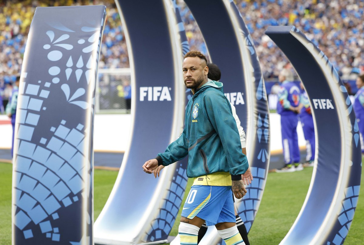 futebol_info's tweet photo. 🇧🇷 “Pra mim, é tudo muito obscuro essa situação do Neymar. No Santos, ele chegou a fazer 7 ou 8 jogos seguidos. Aquela lesão em Itaquera aconteceu há quase 50 dias. Ele não consegue jogar um tempo inteiro? Falam ‘ah, mas a intensidade da Copa do Mundo é outra’. Qual foi a intensidade do jogo contra o Japão? O Japão não passava do meio-campo. Isso é intensidade?”

“Só teve intensidade contra Marrocos. Contra o Haiti, não teve. Contra a Escócia, não teve. Contra o Japão, não teve. Vai ter contra a Noruega? A gente não sabe. Não é possível que o Neymar não possa jogar 90 minutos, não é possível. O pessoal do Santos não entende o motivo de o Neymar não estar jogando. Está na cara que o problema não é físico, isso é conversa fiada. É o Ancelotti que não vai com a cara do Neymar. Ponto. Agora, convocou por que? É porque cedeu à pressão?”

🎙️ Sormani, na @placar.
📸 Rafael Ribeiro e Nelson Termé/CBF | Placar TV