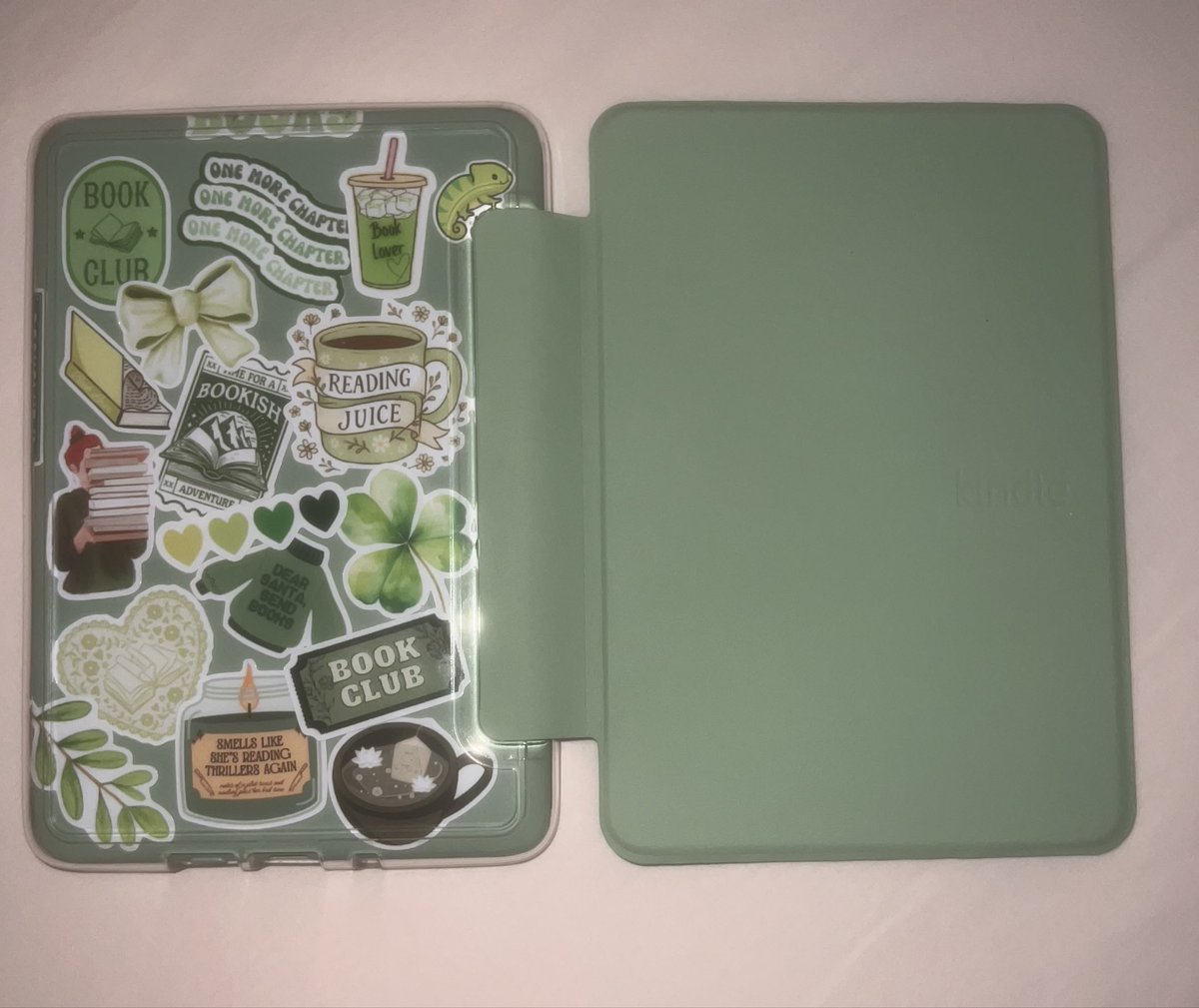 Ketycrf's tweet photo. querido twitter, ninguém perguntou mas quero mostrar como meu kindle tá a coisa mais fofa do mundo https://t.co/uAodEgIYE2