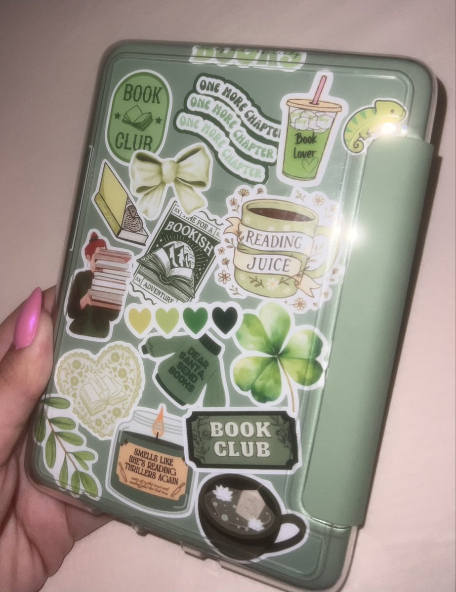 Ketycrf's tweet photo. querido twitter, ninguém perguntou mas quero mostrar como meu kindle tá a coisa mais fofa do mundo https://t.co/uAodEgIYE2