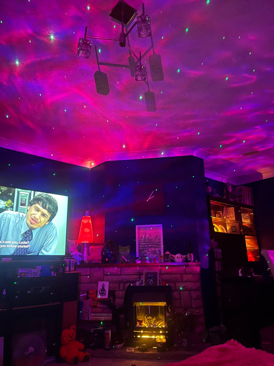 myflimsyspine's tweet photo. @osmacfrai cosier in the dark 😍 https://t.co/bvQU2OTTce