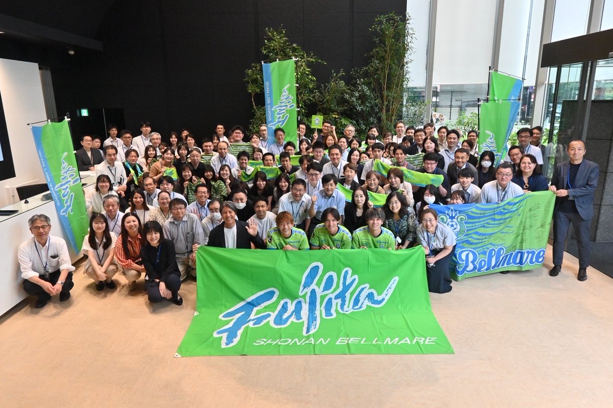 bellmare_sales's tweet photo. 昨日、2026/27ユニフォームパートナー様へ表敬訪問いたしました✨

🟢株式会社フジタ様・加茂商事株式会社/デサントジャパン株式会社様
#武田将平 #髙橋直也 #太田修介

🔵学校法人産業能率大学様・Authense Holdings合同会社様
#長澤徹 監督
#袴田裕太郎 #石橋瀬凪 #山田寛人

#bellmare https://t.co/SoptPhowWx