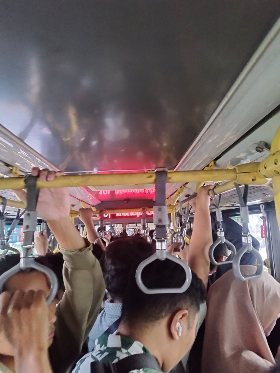 CorridorEight's tweet photo. Well semenjak 10D ilang, 10 malah lebih pepes (padahal poros sunter kelapa gading loh). Fyi ini beberapa pnp di halte sebelumnya ga keangkut sama 10 🤧🤧 https://t.co/3QvHGfn2bH