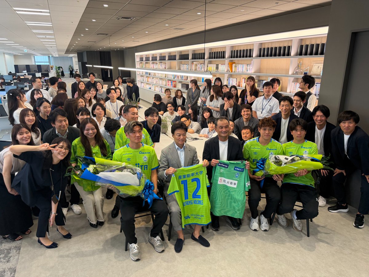 bellmare_sales's tweet photo. 昨日、2026/27ユニフォームパートナー様へ表敬訪問いたしました✨

🟢株式会社フジタ様・加茂商事株式会社/デサントジャパン株式会社様
#武田将平 #髙橋直也 #太田修介

🔵学校法人産業能率大学様・Authense Holdings合同会社様
#長澤徹 監督
#袴田裕太郎 #石橋瀬凪 #山田寛人

#bellmare https://t.co/SoptPhowWx