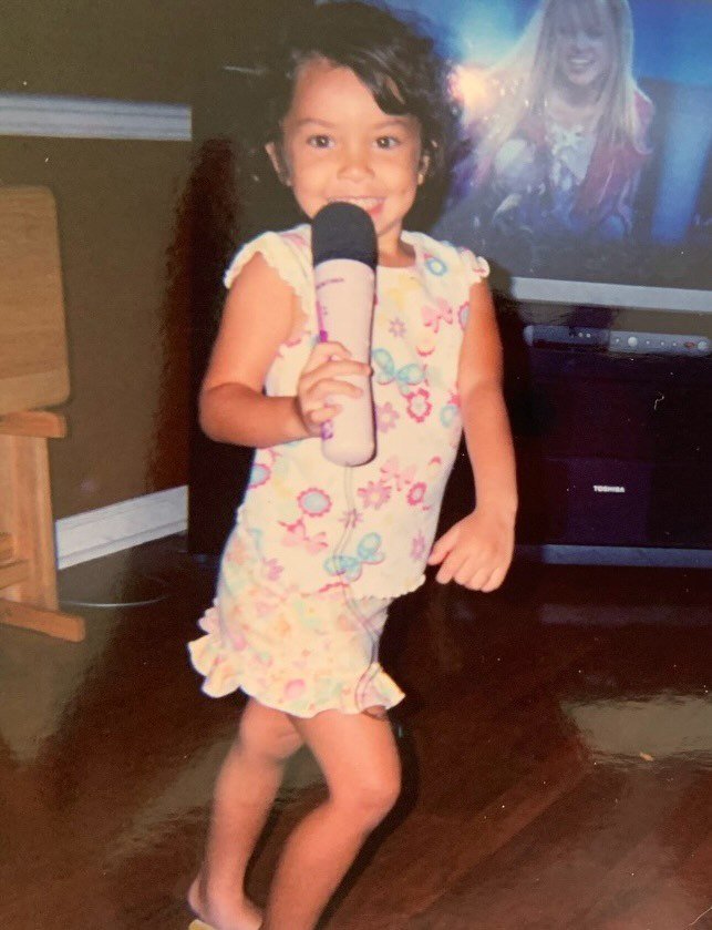 DanielaBrazil_'s tweet photo. 📸 | 01.07.26 Atualização da Daniela em sua conta no Instagram.
"Hoje comemoro meus 22 anos! Olhando para essa garotinha, gostaria de poder dizer a ela o quanto a vida se tornaria linda. Não porque tudo seria perfeito+
DANI’S FEELING 22
#AllLoveForDani
#FelizCumpleDani
#DaniDay https://t.co/dMdcgNELM8