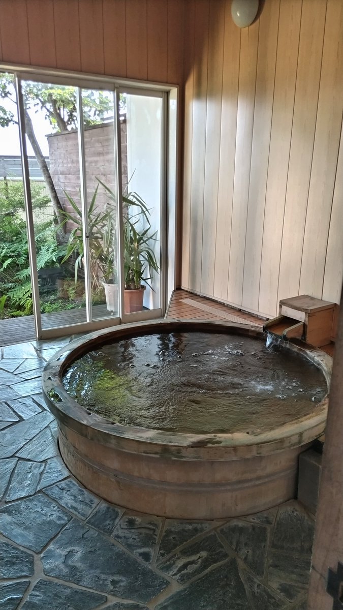 gotajp's tweet photo. 自家源泉の貸切り風呂
４か所６種類♨️が　貸切り無料です🤗
部屋の♨️まで合わせると🎉
当日は１か所４５分、朝は１か所３０分です👌
死海風呂は　完全に浮きますよ😳 https://t.co/dbdJwmEnVd