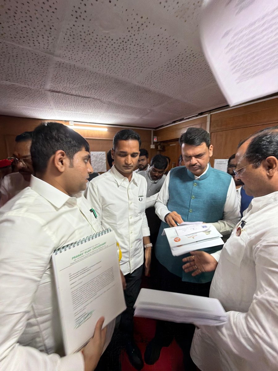 jagdishmulikbjp's tweet photo. पुणे-शिरूर दुमजली उड्डाणपूल प्रकल्प तातडीने मार्गी लावण्याची मुख्यमंत्री मा.श्री. देवेंद्रजी फडणवीस यांच्याकडे मागणी!

📍विधानभवन, मुंबई 

पुणे-अहिल्यानगर महामार्गावरील वाढती वाहतूक कोंडी, नागरिकांचा प्रवासातील वाढता वेळ आणि भविष्यातील वाहतुकीच्या गरजा लक्षात घेऊन मुख्यमंत्री मा.श्री. देवेंद्रजी फडणवीस यांची विधानभवन येथे भेट घेत पुणे-शिरूर दुमजली उड्डाणपूल (Double Decker Flyover) प्रकल्प तातडीने मार्गी लावण्याची मागणी केली. यासंदर्भातील सविस्तर निवेदनही त्यांना सादर केले.

पुणे, वाघोली, लोणीकंद, शिक्रापूर ते शिरूर या संपूर्ण पट्ट्यातील नागरिकांना वाहतूक कोंडीतून दिलासा मिळावा, प्रवास अधिक सुरक्षित व वेगवान व्हावा, इंधनाची बचत होऊन प्रदूषणात घट यावी तसेच औद्योगिक, व्यापारी, कृषी आणि निवासी विकासाला गती मिळावी, या उद्देशाने हा महत्त्वपूर्ण प्रकल्प लवकरात लवकर सुरू होणे आवश्यक आहे.

याबाबत मुख्यमंत्री मा.श्री. देवेंद्रजी फडणवीस यांनी सकारात्मक भूमिका व्यक्त करत संबंधित विभागाला आवश्यक कार्यवाही करण्याबाबत सूचना करण्याचे आश्वासन दिले. त्यांच्या नेतृत्वाखाली हा महत्त्वाकांक्षी प्रकल्प निश्चितच गती घेईल, असा विश्वास आहे.

#DevendraFadnavis #Pune #Double_Decker_Flyover #PuneNagarHighway #Infrastructure #Maharashtra #शिरूर

@Dev_Fadnavis 
@CMOMaharashtra 
@cbawankule 
@RaviDadaChavan 
@BJP4Maharashtra 
@BJP4India