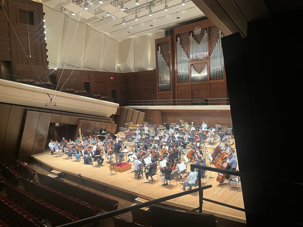 newjapanphil's tweet photo. 7/3（金）・4（土）の「すみだクラシックへの扉」は魂を揺さぶる日本の名曲3選。藤岡幸夫のタクトでお届けします。両日当日券を販売します。
https://t.co/CG3qugM9fj

🎻ゴジラのメロディが現れる伊福部昭作曲ヴァイオリンと管絃楽のための協奏風狂詩曲、ヴァイオリン独奏は木嶋真優さん。リハーサル前、首席ヴィオラ奏者瀧本麻衣子との素敵なショットです📷