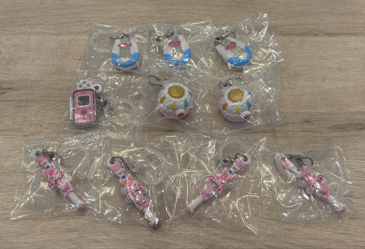 R10260223's tweet photo. @0 【交換/譲渡】プリキュア 変身めじるしアクセサリー

譲￤カードコミューン ホワイト×3、リンクルン×1、スイーツパクト×2、ヒーリングステッキ×4
求￤定価（+送料）

本日18:00~池袋手渡し>郵送。
プリキュアファンとわかるアカウントからのお声掛け優先します。
お気軽にお声掛けください😌🍀 https://t.co/EeQgp7hGWS