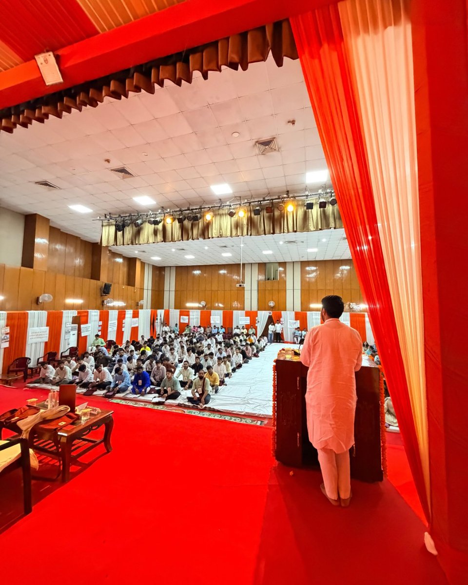 ABVPDelhi's tweet photo. दिल्ली प्रांत के प्रांत अभ्यास वर्ग के सत्र-2 “सैद्धांतिक भूमिका" में क्षेत्रीय संगठन मंत्री (उत्तरी क्षेत्र) श्री गौरव अत्री ने कार्यकर्ताओं का मार्गदर्शन किया एवं इस दौरान प्रांत संयोजक WOSY श्री तन्मय कपूर की उपस्थिति रही।

इस सत्र के माध्यम से कार्यकर्ताओं ने परिषद के उद्भव, ध्येय, विचार तथा संगठनात्मक कार्यपद्धति के विभिन्न आयामों को आत्मसात करते हुए संगठन के मूलभूत सिद्धांतों की गहन समझ विकसित की।