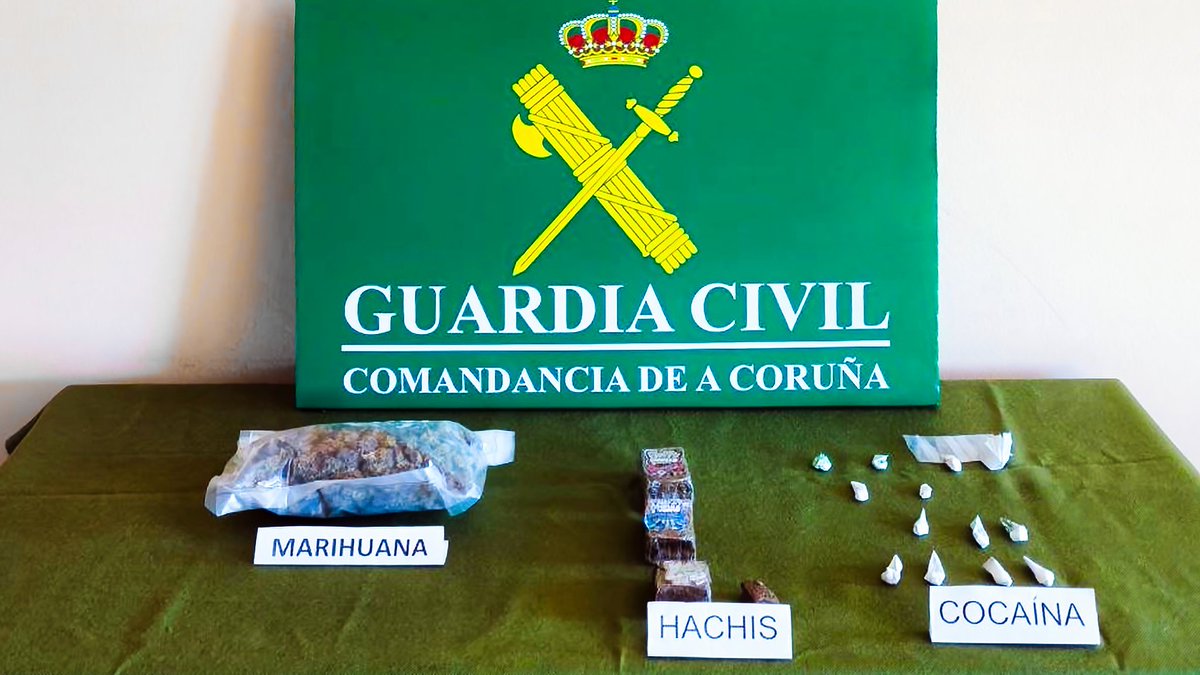 GCivilCoruna's tweet photo. 📦 La #GuardiaCivil desarticula un punto de venta de droga en Sar-#Padrón en la "Operación BASAI".
👤 Detenida una persona por #TráficoDeDrogas en #Dodro gracias a la colaboración vecinal con el Puesto de #Boiro.
🍁 Intervenidas dosis listas para su venta inmediata. https://t.co/m5sL41Gcp7