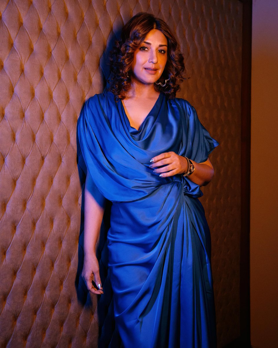 filmfare's tweet photo. Timeless elegance in every frame. ✨

#SonaliBendre turns up the glamour in this stunning royal blue ensemble. 💙

#Celebs https://t.co/DRAK1GecG7